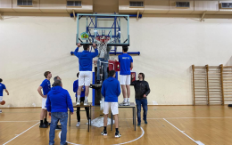Si spacca il canestro prima della partita e ora la squadra rischia la sconfitta a tavolino