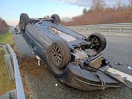 Auto travolge il cantiere dei lavori in autostrada e si ribalta