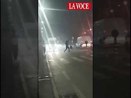 Ferma le auto in transito e spara tre colpi di pistola in cielo dopo la vittoria del Marocco
