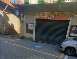 Segnali stradali fatti a caso? Il parcheggio per disabili è quasi dentro la pizzeria 