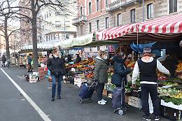 Gli ambulanti scendono in piazza la Vigilia di Natale: "Il mercato sta morendo!"