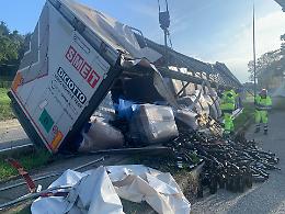 I tir si ribaltano in collina: ogni mese si rischia la tragedia 
