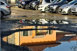 Il parcheggio dell’ex Cinecittà è un colabrodo: “Ma non l’avevano sistemato?"