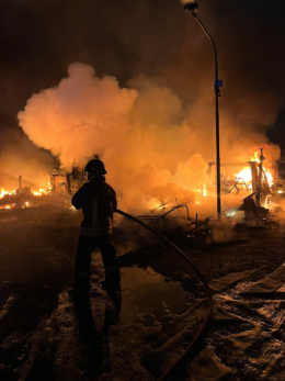 Va a fuoco un'area camper, decine di mezzi distrutti