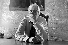 A spasso di notte al cimitero con Sgarbi