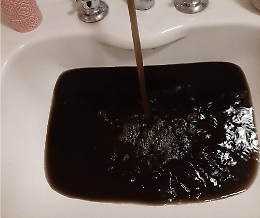 Acqua nera dai rubinetti! 