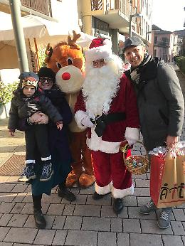 Babbo Natale per le vie della città, tra letterine e desideri