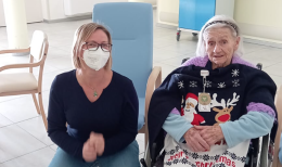 Babbo Natale porta "un sorriso in più" alla casa di riposo