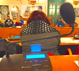 Furti anche a Natale: consigliera "ruba" il microfono alla collega in Consiglio Comunale 