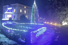 Il parco comunale è pieno di luminarie e il resto del paese... è al buio!