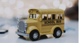 Trasportare i bambini a scuola costa un salasso,  e quindi che si fa?