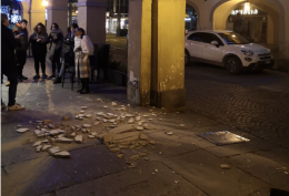 Scoppiano due maxi petardi mentre parlano i consiglieri: crollano pezzi di controsoffitto in via Ivrea