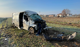 Scappa a piedi tra i campi dopo lo scontro in autostrada