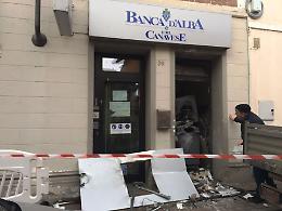 Rapinatori fanno esplodere il bancomat di Banca d'Alba