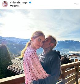 “2022 baciami il cu*o”: da Megève Fedez saluta l’anno vecchio e brinda a quello nuovo
