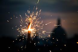 Capodanno allucinante. Feriti, ustionati e danni un po' ovunque a causa dei botti. Un ragazzo è precipitato giù dal Forte