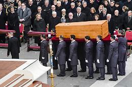 L'addio a Ratzinger: santo subito