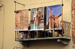 Uno striscione per il Don: la frazione non dimentica il suo storico parroco