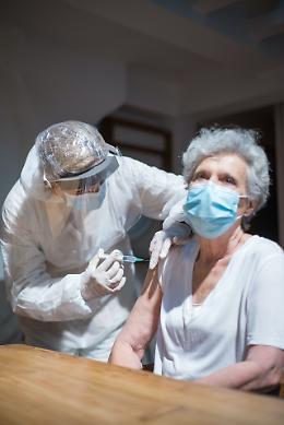 Covid, ancora alte percentuali di contagi e decessi tra i “vaccinati”
