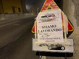 Nel paese della "Gentilezza" c'è chi augura buon lavoro agli operai