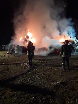 Fiamme alte in una cascina di Boschetto