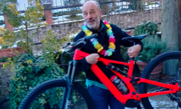 I pazienti regalano una bici elettrica al loro medico che va in pensione