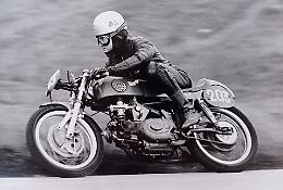In sella alla sua moto è diventato leggenda   