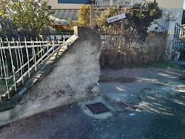 "Un muro abusivo non mi permette di rientrare a casa"