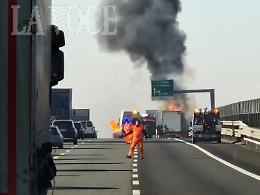 Va a fuoco un camion, due chilometri di coda sull'A4 Torino-Milano