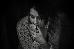 "Non ce la faccio più...". C'è una donna che urla ma i servizi sociali son sordi