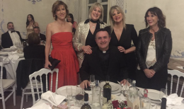 Mele kamikaze e vini fuori contesto: cronaca non autorizzata di una cena al Gran Galà di Chivasso