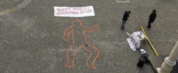 Collettivo studentesco disegna una sagoma di un cadavere in rettorato