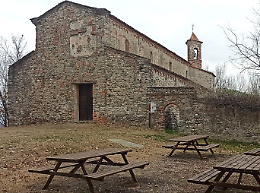 Dopo lo scempio dei piromani, torna l'area pic-nic vicino alla Pieve dell'anno 1100
