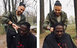 Il barbiere che taglia i capelli ai clochard, in cambio di un sorriso