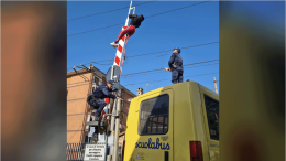 13enne resta appeso alla sbarra alzata del passaggio a livello: attimi di terrore
