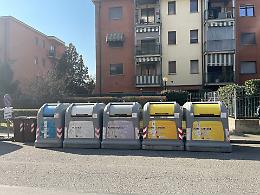 Bidoni dell'immondizia piovuti dal cielo in mezzo alla strada, l'assessore non ne sa niente