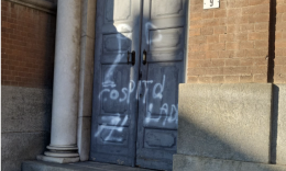 Svastiche e insulti al PD disegnati sulla porta del castello in pieno centro storico