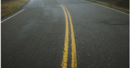 Camminare qui era pericoloso: dopo 40 anni il Comune allargherà la strada