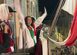 La Vezzosa Mugnaia Elena Bergamini in Bardus sul balcone. Foto e video di uno dei momenti più belli del Carnevale 