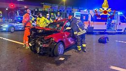 Erano ferme al casello autostradale per pagare il biglietto. Due donne sono state tamponate e sono morte