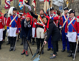 Lunedì di Carnevale a Ivrea: la zappata degli scarli
