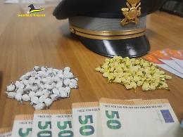 Spacciatore in manette: aveva quasi 200 dosi di droga in tasca, tra cocaina e eroina