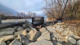 Auto cade giù da un ponte e si schianta sulle rocce. Lo trovano senza vita 2 giorni dopo 