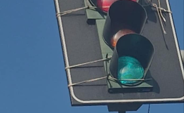 L'avete mai visto un semaforo fissato con le corde? ECCOLO!