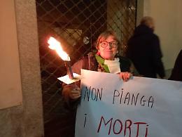 A  un anno dall'inizio della Guerra in Ucraina, tutta la città scende in strada (le foto e i monologhi) 