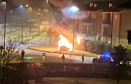 Si schiantano contro un cartello e l'auto va a fuoco, tre giovani salvi per miracolo