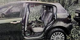 Abbandonano l'auto da rottamare in un bosco: individuati i trasgressori 