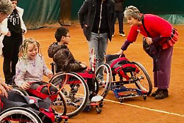 Tennis in carrozzina, un momento di sport e solidarietà