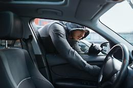 Va al lavoro e gli rubano l’auto 
