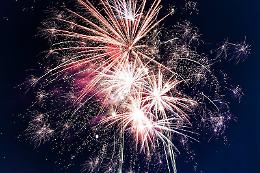 Sembra capodanno e invece è la normalità: fuochi d'artificio tutte le sere